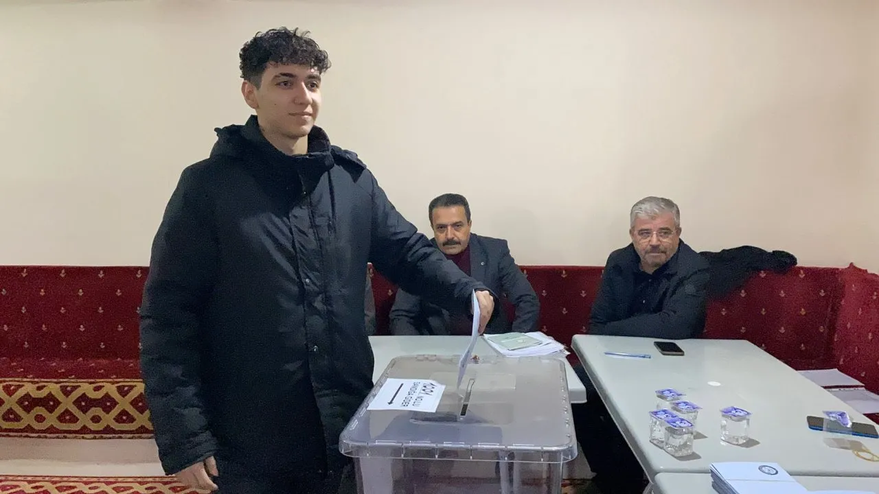 REFERANDUM İLE KURULAN KÖYDE VATANDAŞLAR MUHTARLARINI SEÇMEK İÇİN SANDIĞA GİTTİ