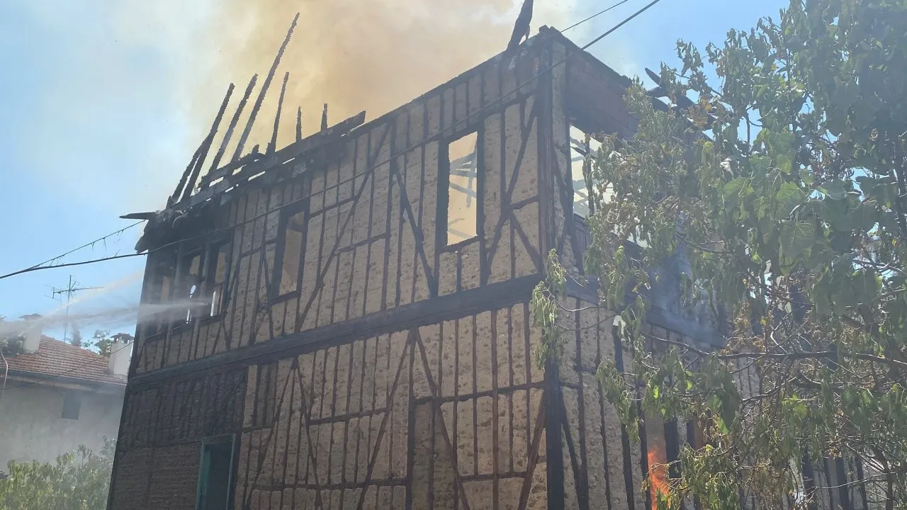SAFRANBOLU’DA 100 YILLIK TARİHİ KONAK ALEVLERE TESLİM OLDU