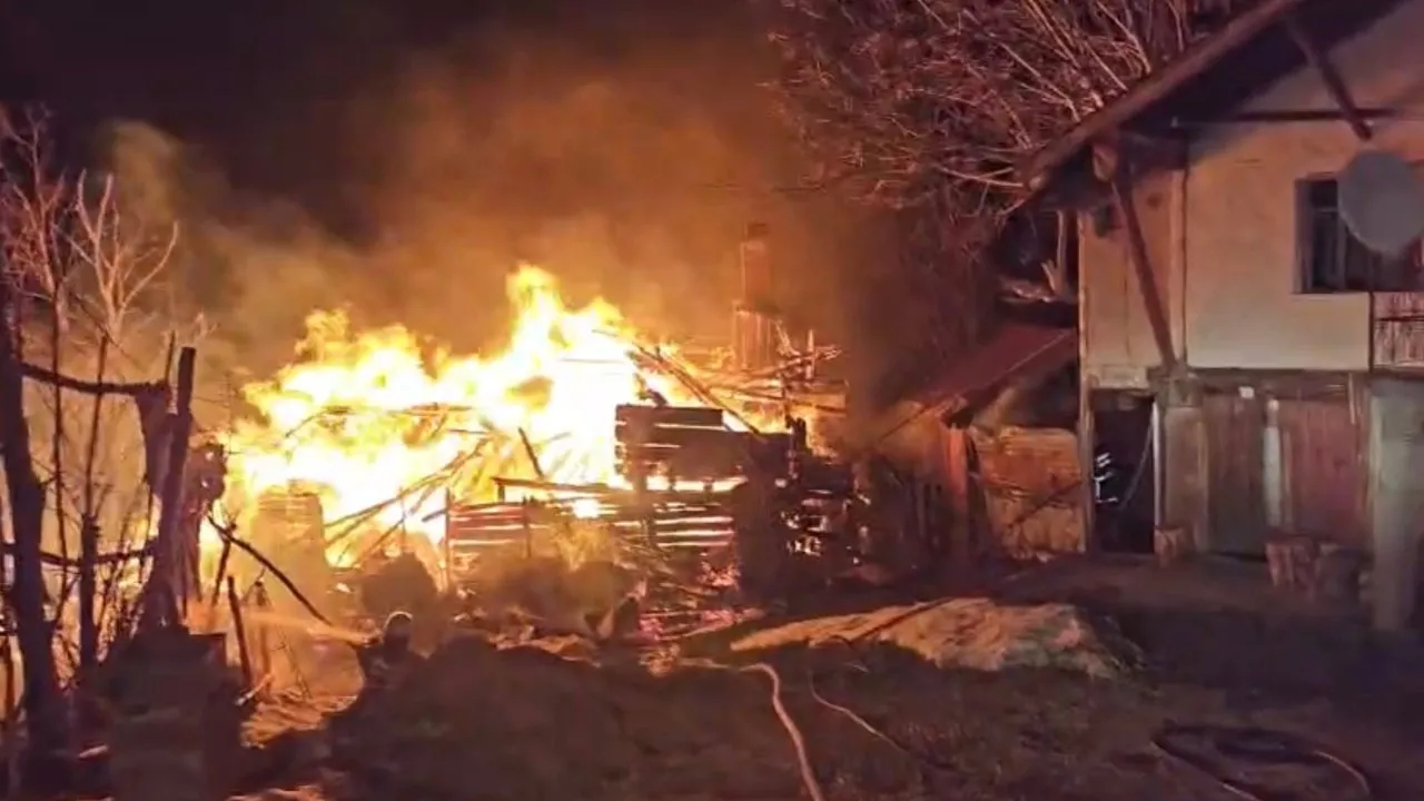 SAFRANBOLU’DA 2 KATLI AHŞAP EV YANDI; 1 YARALI