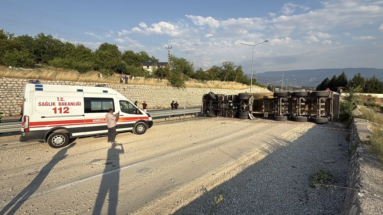 SAFRANBOLU’DA DEVRİLEN TIR ALEV ALDI, SÜRÜCÜ YARALANDI
