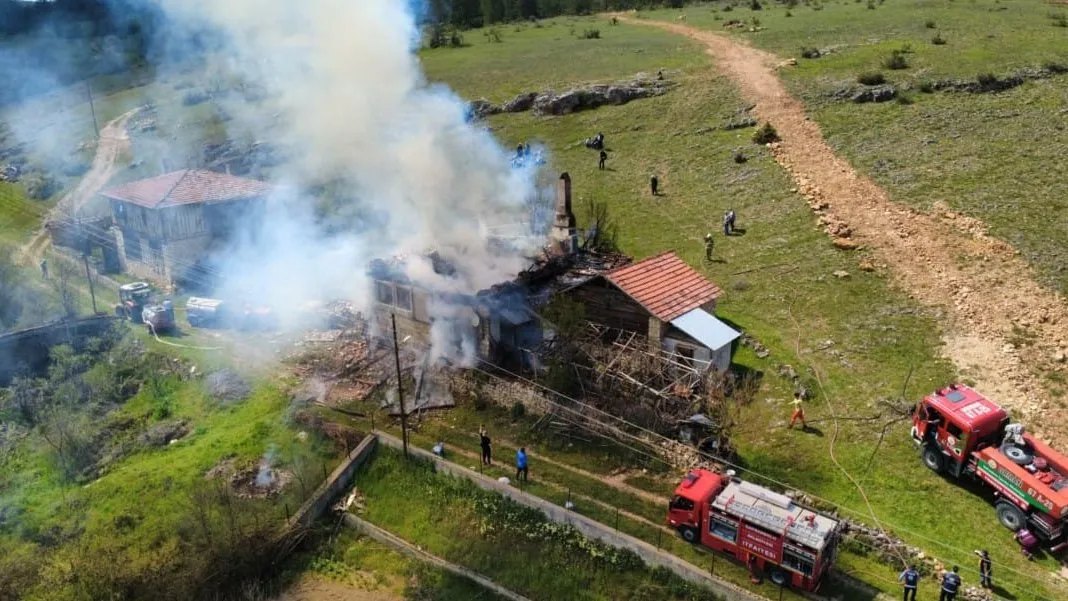 SAFRANBOLU’DA İKİ KATLI AHŞAP EVDE YANGIN