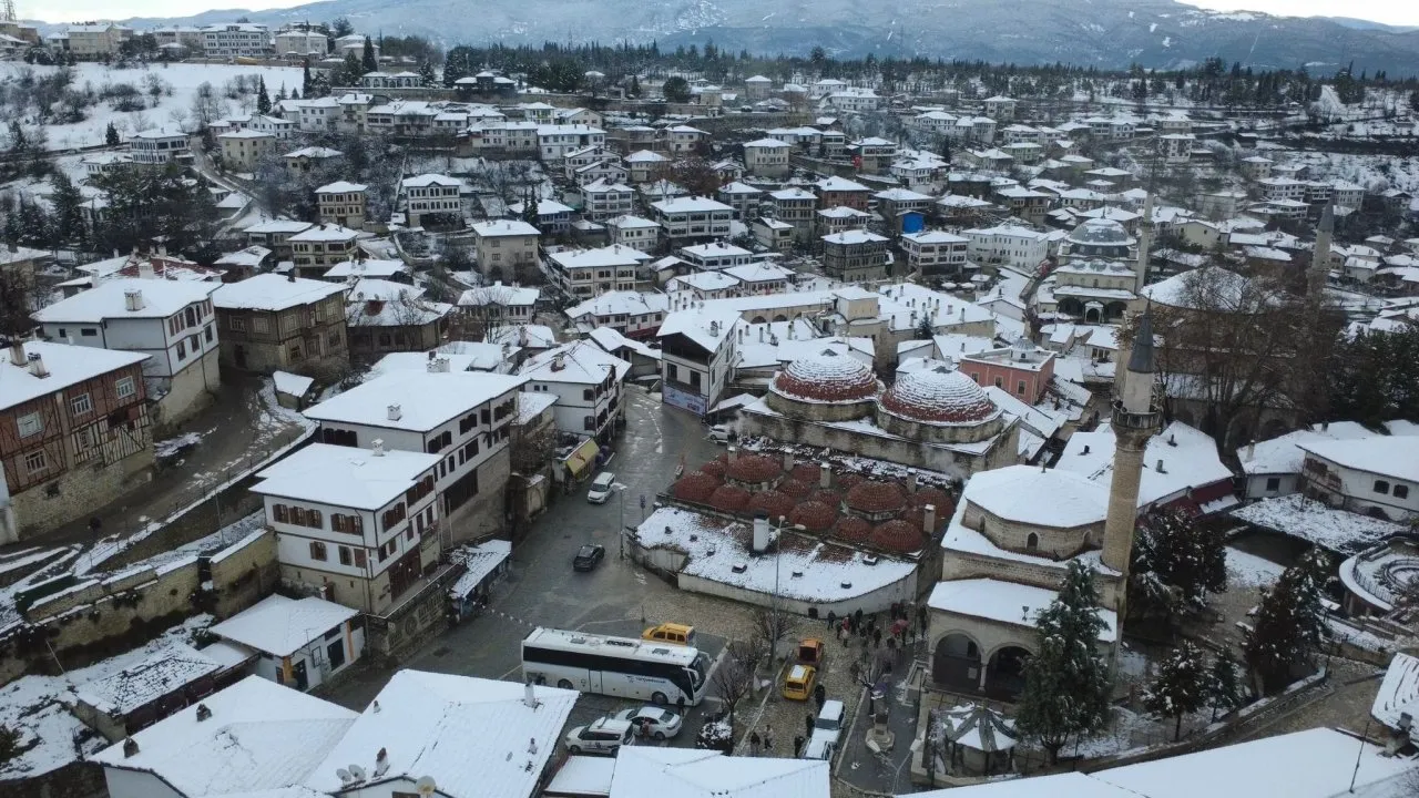 SAFRANBOLU’DA KAR YAĞIŞININ 2. GÜNÜ: TARİH KAR ALTINDA