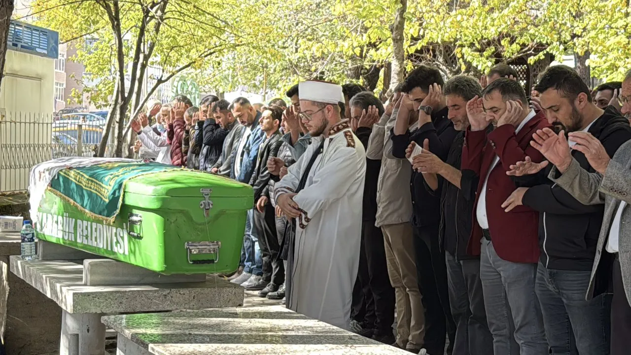 SAFRANBOLU’DA MOTOSİKLET KAZASINDA HAYATINI KAYBEDEN GENÇ KIZ SON YOLCULUĞUNA UĞURLANDI