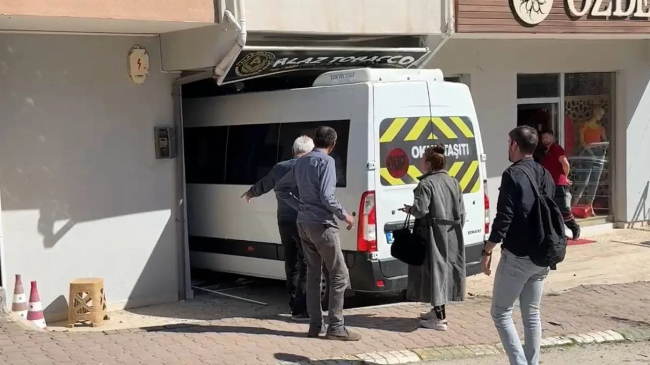 SAFRANBOLU’DA SERVİS MİNİBÜSÜ İŞYERİNE GİRDİ