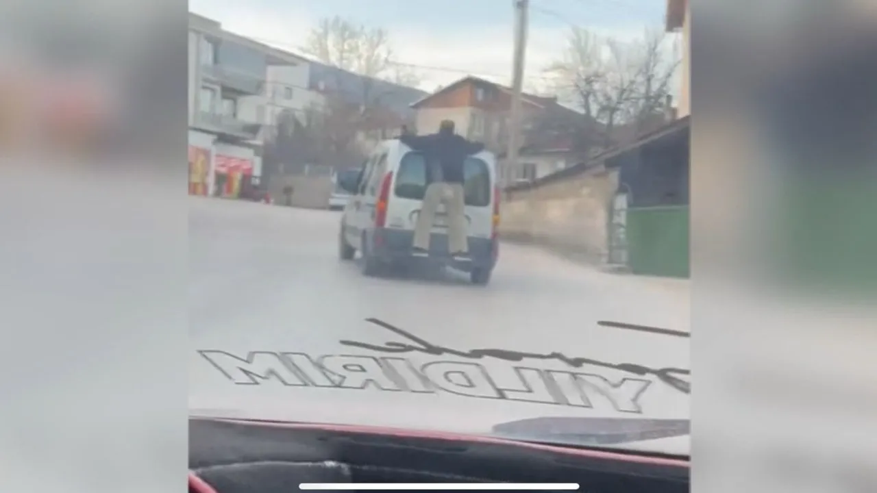 SAFRANBOLU’DA TEHLİKELİ YOLCULUK: OTOMOBİLİN ARKASINDAN TUTUNARAK SEYAHAT ETTİ