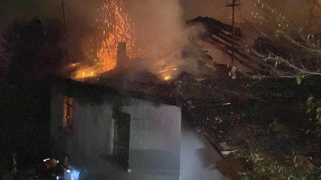 SAFRANBOLU’DA TEK KATLI MÜSTAKİL EV YANGIN SONRASI KULLANILAMAZ HALE GELDİ