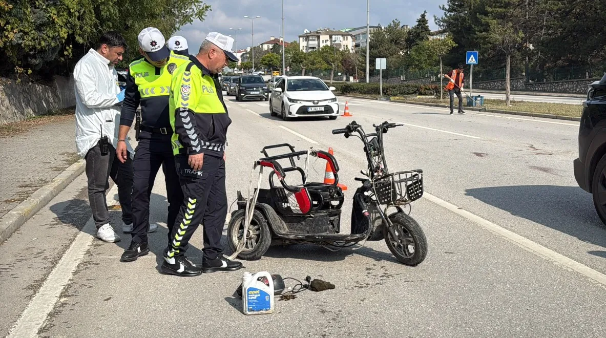 SAFRANBOLU'DA YAYA GEÇİDİNDEN KARŞIYA GEÇMEYE ÇALIŞAN ELEKTRİKLİ BİSİKLET SÜRÜCÜSÜ OTOMOBİLLE ÇARPIŞARAK HAYATINI KAYBETTİ