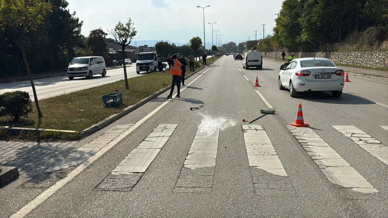 SAFRANBOLU'DA YAYA GEÇİDİNDEN KARŞIYA GEÇMEYE ÇALIŞAN ELEKTRİKLİ BİSİKLET SÜRÜCÜSÜ OTOMOBİLLE ÇARPIŞARAK HAYATINI KAYBETTİ