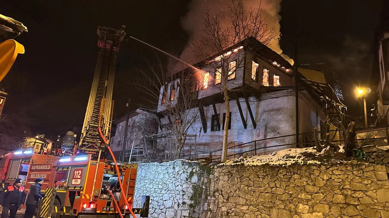 SAFRANBOLU’DAKİ KONAK YANGINI KORKUTTU