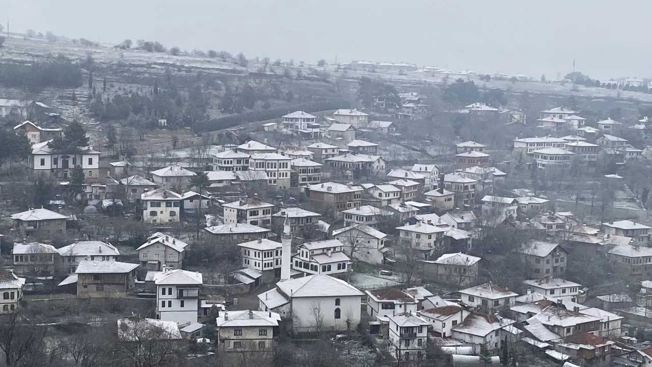 SAFRANBOLU’NUN TARİHİ KONAKLARI BEYAZA BÜRÜNDÜ