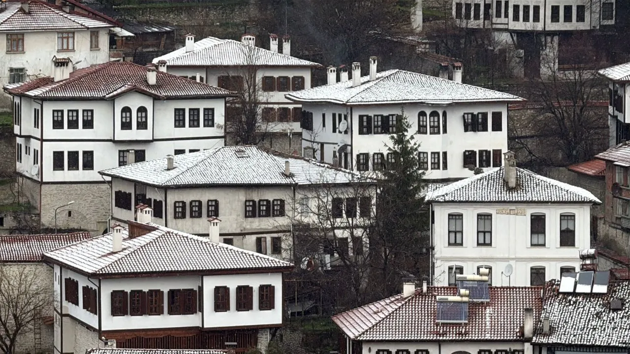 SAFRANBOLU’NUN TARİHİ KONAKLARI KARLA KAPLANDI