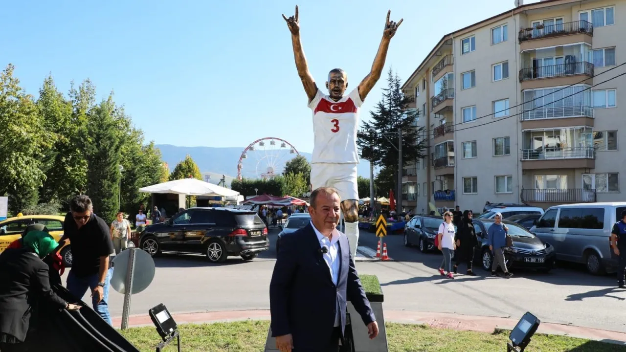 TANJU ÖZCAN, BOLU’YA BOZKURT İŞARETİ YAPAN MERİH DEMİRAL HEYKELİ DİKTİ