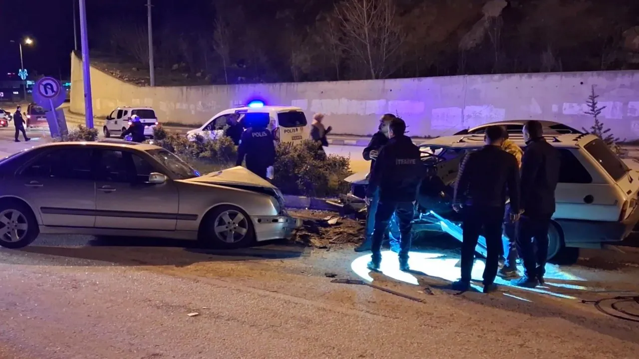 TERS YÖNDE İLERLEYEN ALKOLLÜ SÜRÜCÜ KAZA YAPTI; 6 YARALI