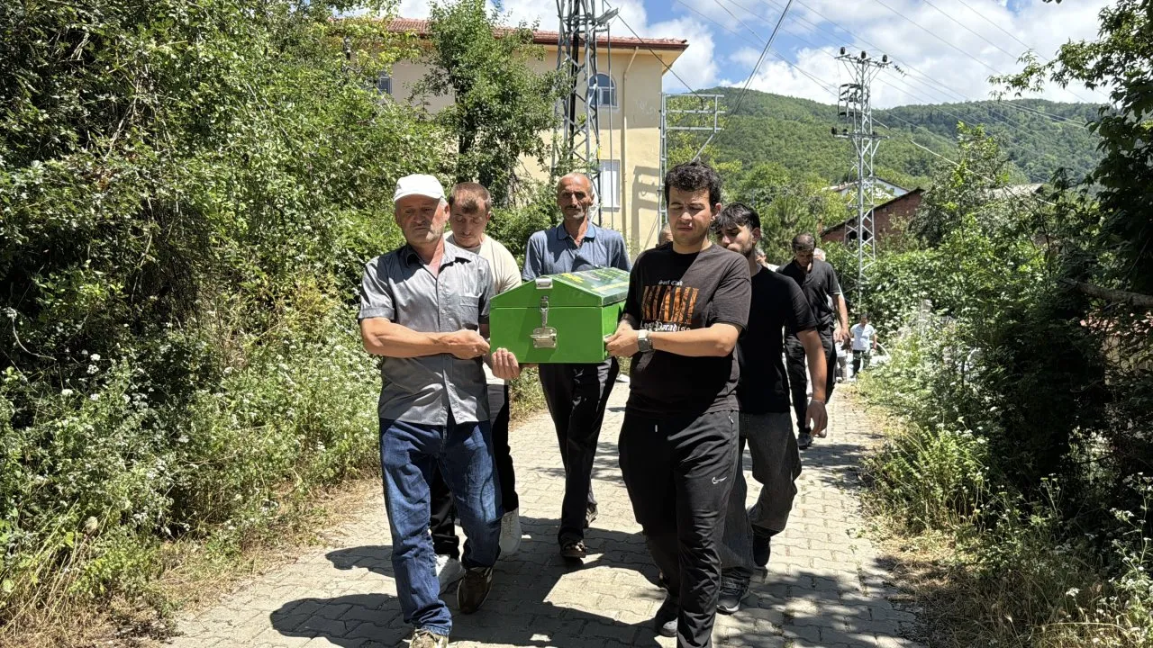 YANGINDA HAYATINI KAYBEDEN 2 YAŞINDAKİ BERKANT SON YOLCULUĞUNA UĞURLANDI