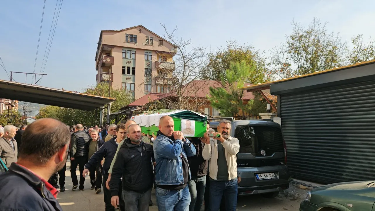 YENİCE’DE ASFALT ÇALIŞMASINDA AKIMA KAPILAN İŞÇİ SON YOLCULUĞUNA UĞURLANDI