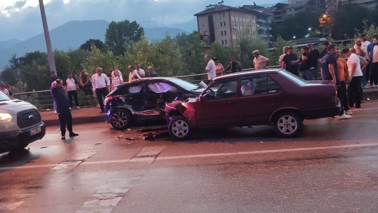 YENİCE’DE İKİ OTOMOBİL ÇARPIŞTI; 1’İ ÇOCUK, 4 YARALI