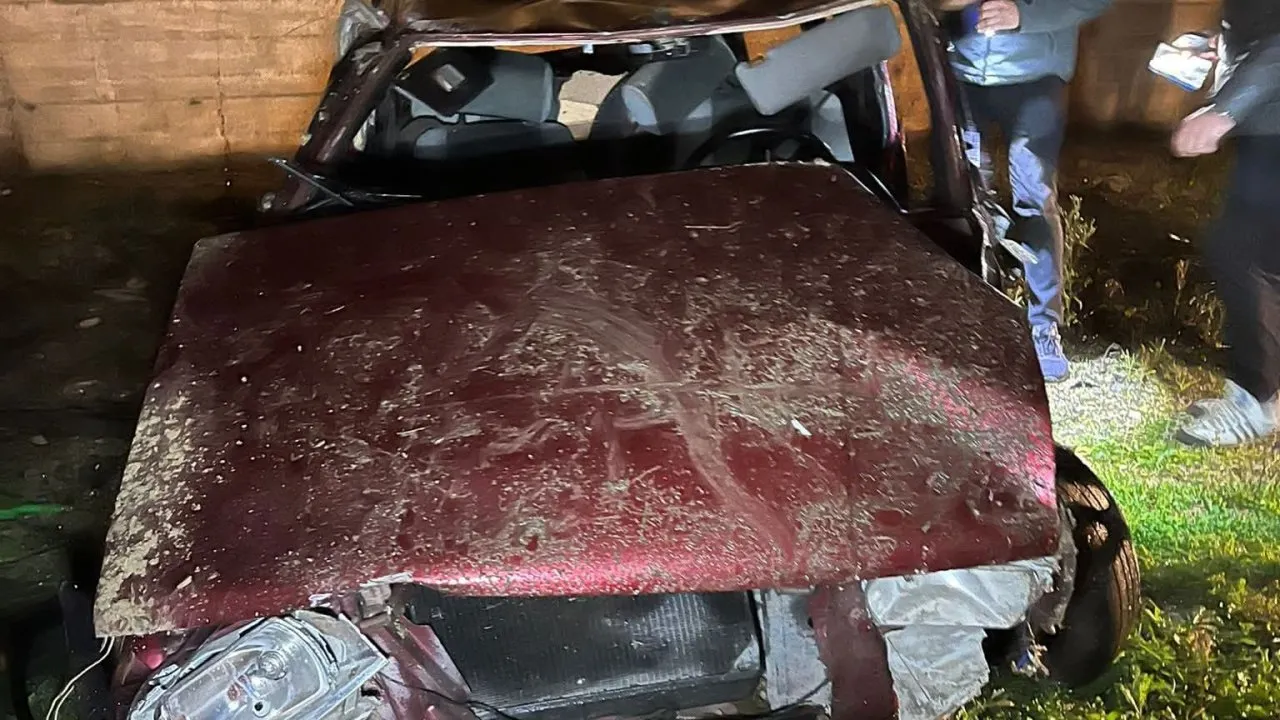YENİCE’DE KORKUTAN KAZA: OTOMOBİL ŞARAMPOLE UÇTU