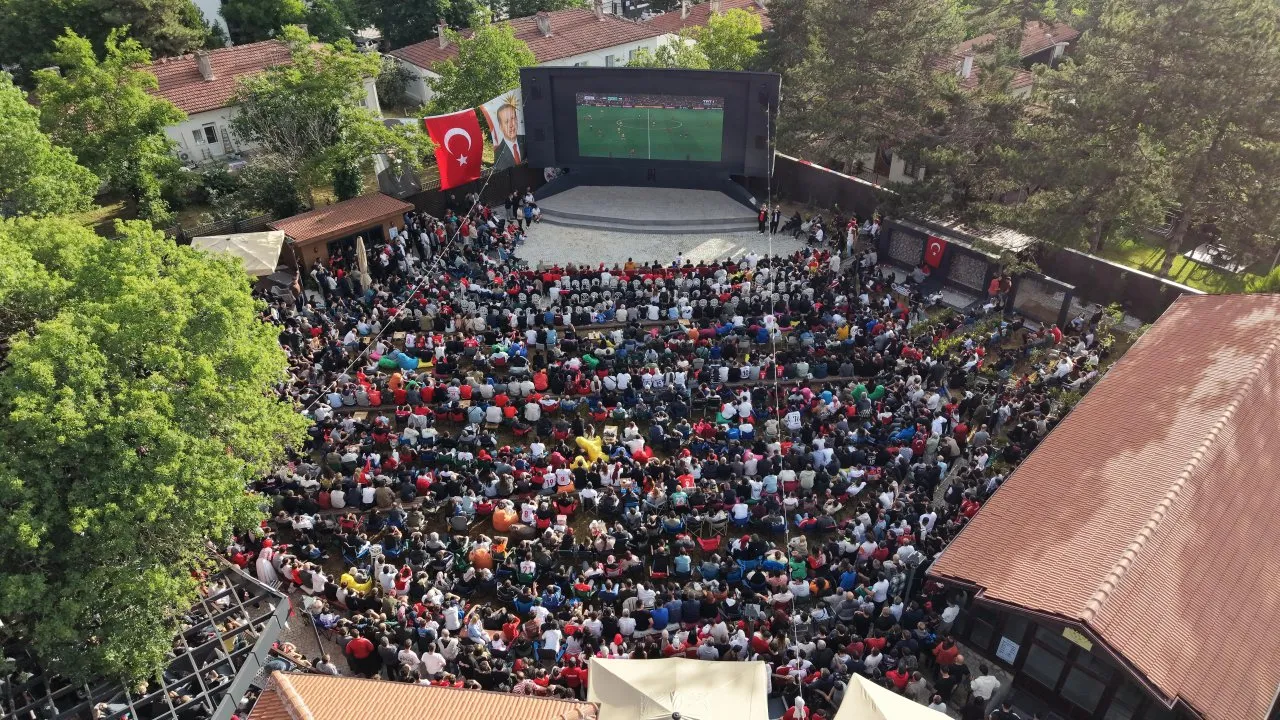 YENİŞEHİR YAZLIK SİNEMASI’NDA TARİHİ SABAHKARABÜK MİLLİ HEYECAN İÇİN TEK YÜREK OLDU