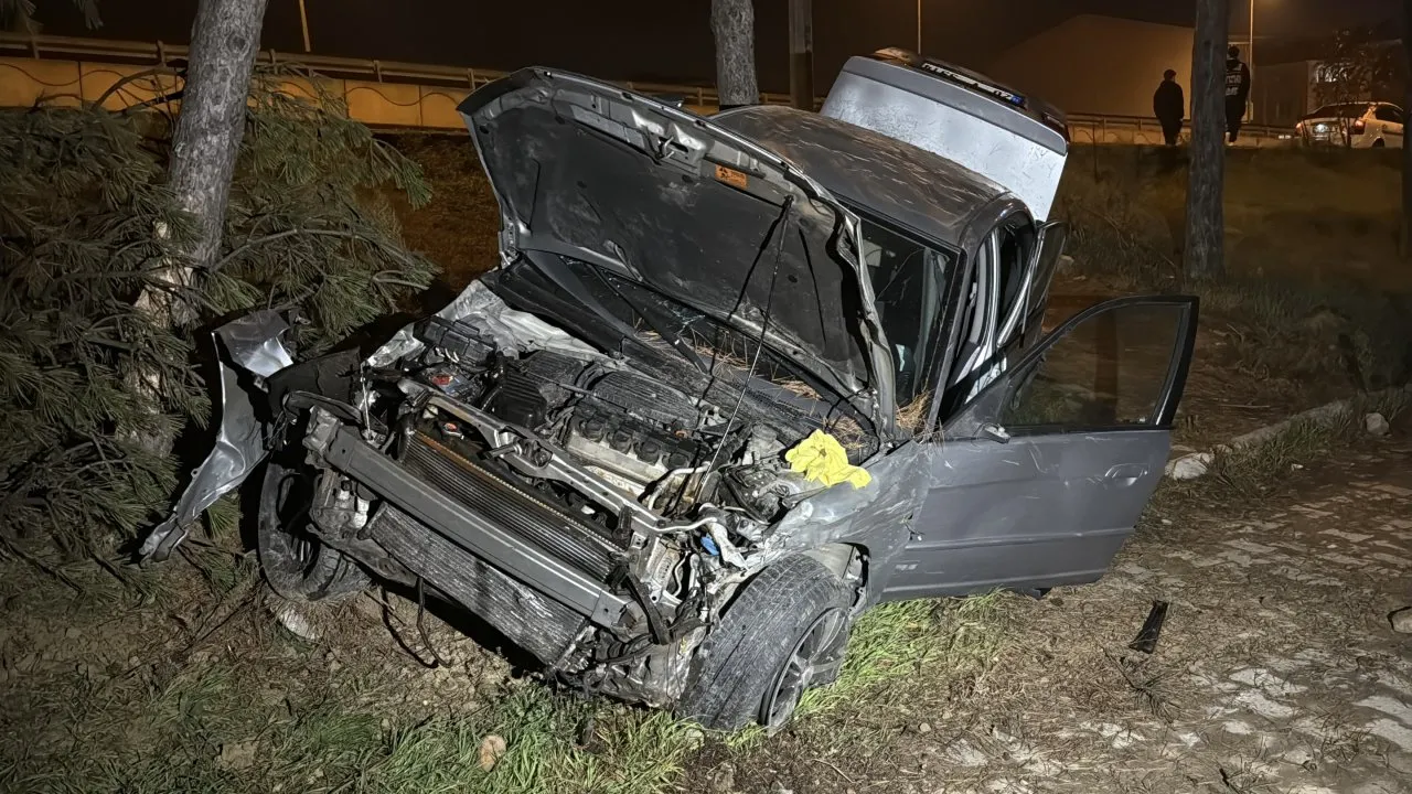 YOL KENARINA DEVRİLEN OTOMOBİLDEKİ SÜRÜCÜ YARALANDI
